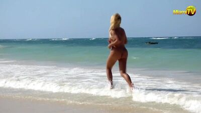 Jenny Scordamaglia: Corsa sulla spiaggia per nudisti in Giamaica (HD)