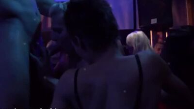 Comment les femmes mariées trompent leurs maris, Porno en public, Sexe en boîte de nuit, TOP PORN