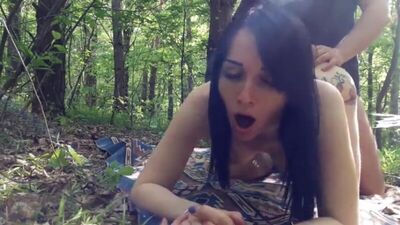 Ils font l'amour dans les bois (vidéo porno amateur russe maison : nounou, inceste, ados, sodomie, femmes mûres, épouse) porno sur VK