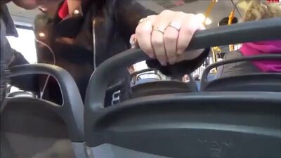 Una madre y su hija le hicieron una mamada al conductor del autobús para ahorrarse el dinero de las cervezas (porno anal, mamada, mamás, porno, milf, adolescente, anal, p