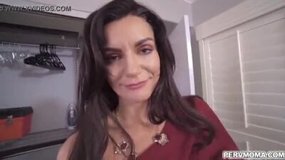 Becky Bandini, une maman aux gros seins, enlève ses collants et enfonce sa chatte humide sur la bite de son beau-fils