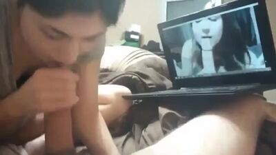 A mulher faz uma masturbação ao marido num vídeo pornográfico em que o amante lhe fode a boca (boquete, sexo anal, mamilos, esperma, pornhub, porno, sexo anal, garganta profunda, engolir, HD)