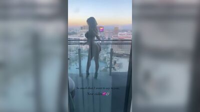 Je suis passé lui rendre visite avec une idée bien précise en tête : les seins et la chatte de ma copine (vous trouverez la vidéo complète dans la description)