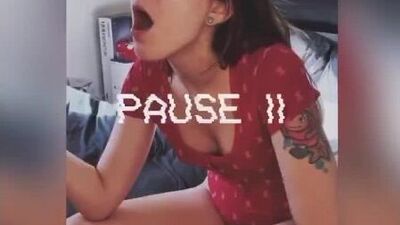 Se frotó el coño cerca del micrófono y se masturbó con dulzura (el vídeo completo se puede encontrar en la descripción del vídeo)