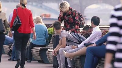 A rapariga ficou excitada ao ver o anão (humor, piada, partida, vídeo atrevido, piada, brincadeira, Vídeo Sexy, Explicito, humor, diversão, partida)