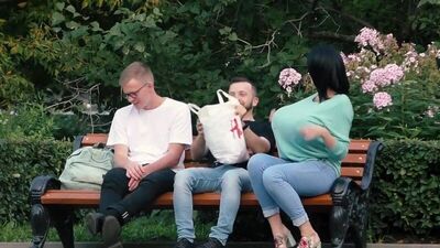 Une fille aux seins énormes (humour, blague, farce, vidéo sexy et vulgaire, plaisanterie, canular - Sexy Video Explicit humor fun prank)