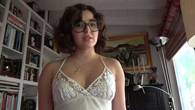 Una chica tímida y excitada necesita que su padrastro le haga el amor