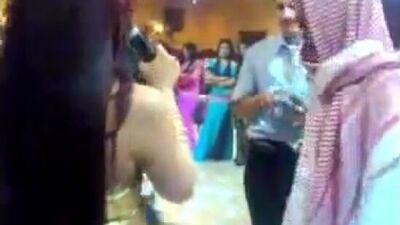 Ein arabischer Mann in einem Nachtclub in Dubai – öffentliches Porno-Video auf YourLust.com!