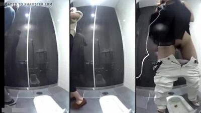 Voyeur en un baño de estilo japonés, vídeo porno gratuito al estilo tube 58