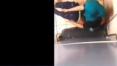 Vidéo porno indonésienne : on surprend un colocataire en train de baiser dans la cuisine - Sangetods-DoodStream.mp4