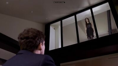 El marido observa cómo su mujer se acuesta con su amante