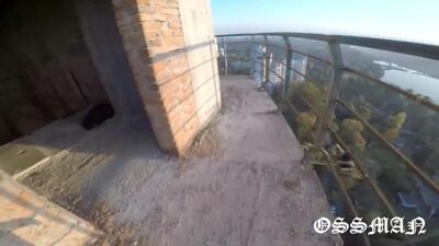 [Redhead Blog] Szalona ucieczka przed ochroną z elementami parkouru z perspektywy pierwszej osoby, po zewnętrznej części domu