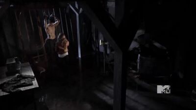 Kate mène l'enquête avec Derek Hale