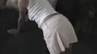 Une superbe MILF en jupe blanche se penche et chevauche la bite