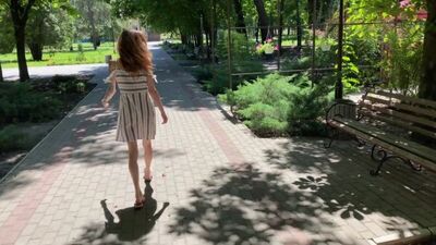 Une Ukrainienne a décidé d'aller se promener dans le parc sans culotte