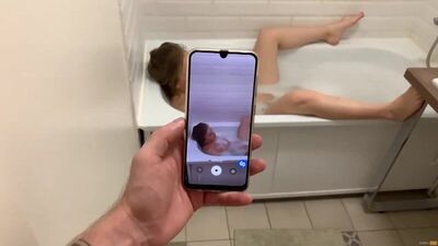 Ich habe das Mädchen im Badezimmer überrascht