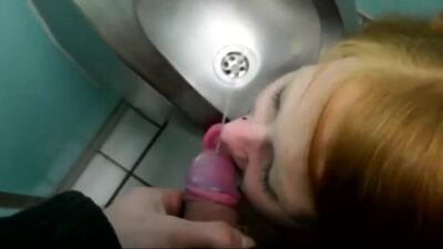 Le ha pisciato in bocca in un bagno pubblico