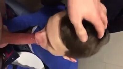 Un chico joven le hace una mamada a un hombre