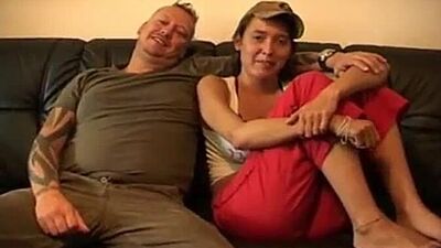 Дуже харизматична дівчина з пишним бюстом