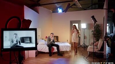 Bardzo wysoka MILF rżnie faceta przed kamerą