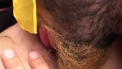 Una ragazza con la maschera fa sesso davanti alla telecamera