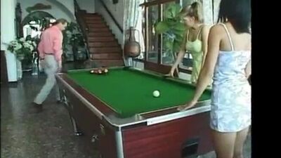 Folladas con guapas en la mesa de billar