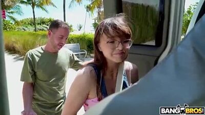 Eine Asiatin im Auto in alle Löcher