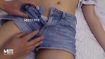 Il a baisé sa petite sœur aveugle