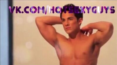 Michael Trevino desnudo, actor de «El diario de los vampiros»
