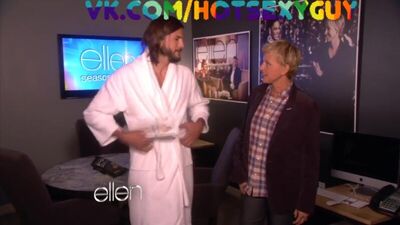 Ashton Kutcher a retiré son peignoir !!! Première des nouvelles vidéos !!!
