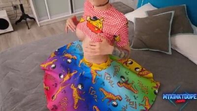 Une jeune fille aux cheveux roses en rollers