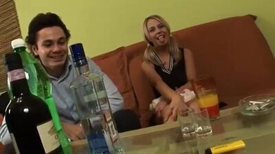 Napili, rozebrali i zerżnęli. rosyjskie amatorskie