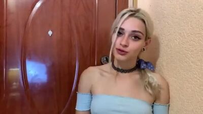 Enquanto a mulher não está, o homem fode o rabo da vizinha excitada. Porno caseiro russo Belleniko