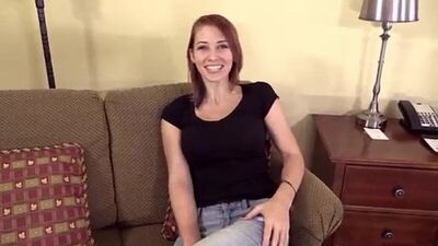 Une jeune fille souriante aime le sexe et se met à l'épreuve