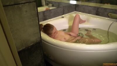 Ho filmato una ragazza mentre si masturbava e poi me la sono scopata. Sesso amatoriale russo nella vasca da bagno