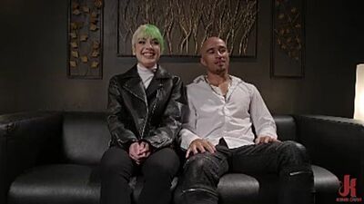 Uma prostituta tatuada experimenta as delícias do BDSM