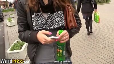 Des dragueurs ont convaincu une fille de coucher avec eux