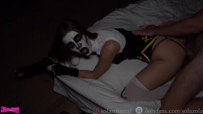 A estrela pornográfica russa SolaZola gravou um vídeo pornográfico no Halloween