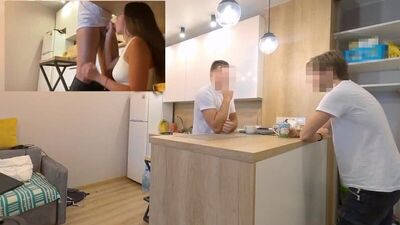 Traí o namorado mesmo ao lado dele, debaixo da mesa (pornografia, vídeo caseiro, russo, sexo, broche, sexo anal, ejaculou, chupa, traição, MFM, jovem, orgasmo)