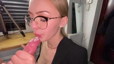 Elizabeth Evans haciendo una mamada en una película porno rusa