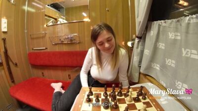 J'ai perdu une partie d'échecs... du porno dans le train avec un couple russe : Mary Slava