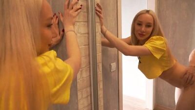 Nie chodźmy nigdzie, lepiej zajmijmy się seksem. Porno z rosyjską blondynką Nancy Flo