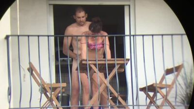SĄSIADKA ZAPALIŁA SIĘ Z AGENTEM NIERUCHOMOŚCI – domowe, prywatne rosyjskie porno: anal, lodzik, obciąganie, sperma, orgazm, dojrzała mama, MILF, orgia, Skype