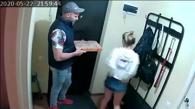 Foi apanhada a trair em frente a uma câmara escondida (pornografia russa caseira e privada, sexo anal, broche, sucção, esperma, orgasmo, mulher madura, MILF, orgia)