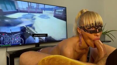 Une blonde suce une bite avec brio