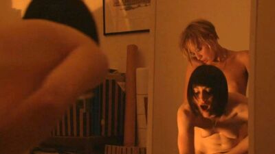 Ruta Gedmintas y Natasha O'Keeffe practican sexo con un arnés