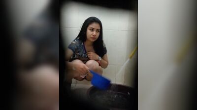 Secretly filmed a beautiful girl entering the bathroom, extremely hot, HD