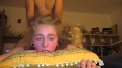 Maryjane Auryn - Netflix And Chill: una ragazza si prende il cazzo in gola, deep throat, sesso orale, porno https://vk.com/dependingonsex