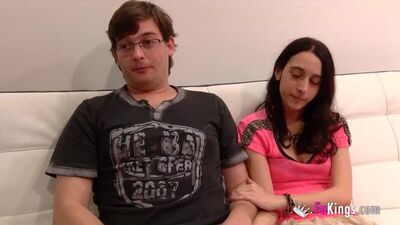 Tem 19 anos e hoje vai experimentar pela primeira vez um pénis que não seja do namorado. A vender a cona virgem da Lucia Argentina Warez