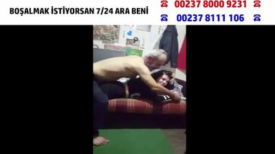 Dois homens fazem sexo em grupo com uma estudante universitária turca em direto, com diálogo completo (Vídeo turco)